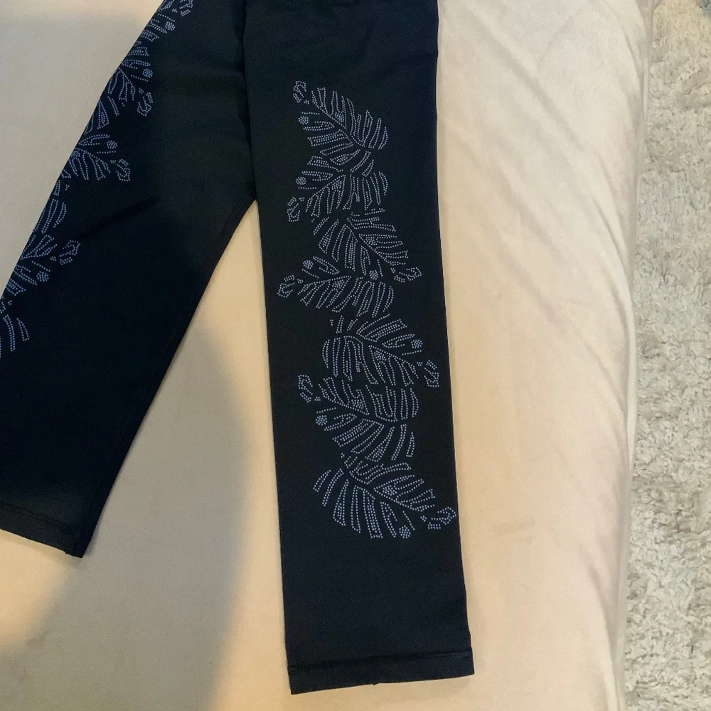 Gap Blue M Capri Leggings Palm Print on Side Active Sporty Adventure Outdoors